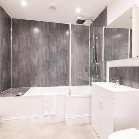 Breakfast At Tiffany's Two Bedroom Apartment-free Parking