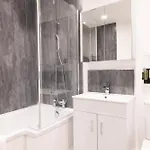 Breakfast At Tiffany's Two Bedroom Apartment-free Parking *