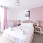 Breakfast At Tiffany's Two Bedroom Apartment-free Parking فندق
