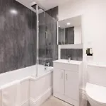 호텔 Breakfast At Tiffany's Two Bedroom Apartment-free Parking 브리스틀