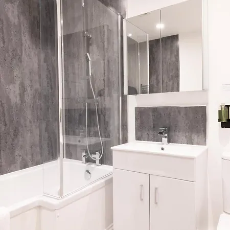 Breakfast At Tiffany's Two Bedroom Apartment-free Parking *