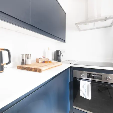 Breakfast At Tiffany's Two Bedroom Apartment-free Parking Hotel Bristol