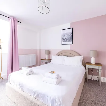 Breakfast At Tiffany's Two Bedroom Apartment-free Parking Hotel