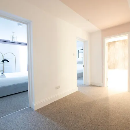 Breakfast At Tiffany's Two Bedroom Apartment-free Parking Bristol