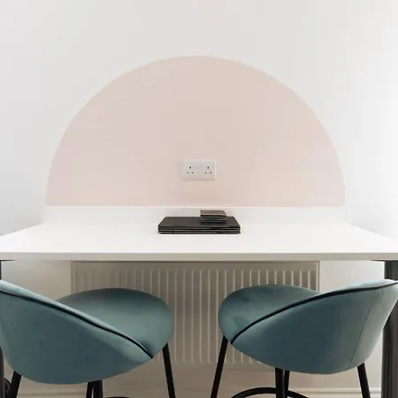 Hotel Breakfast At Tiffany's Two Bedroom Apartment-free Parking *