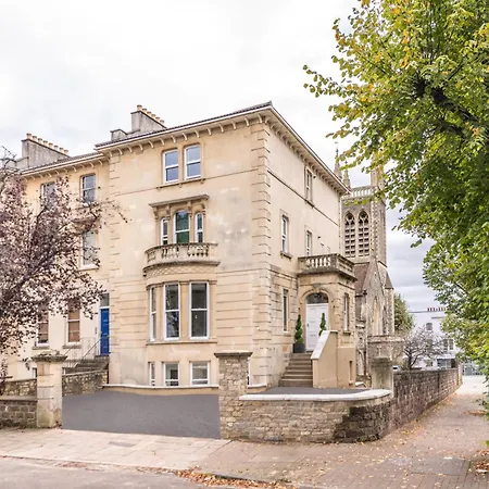 Breakfast At Tiffany's Two Bedroom Apartment-free Parking *