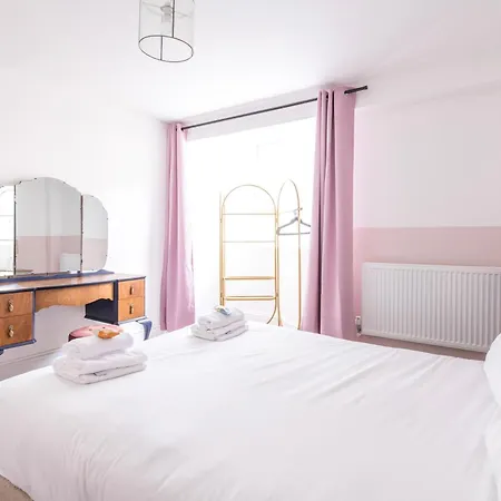 Breakfast At Tiffany's Two Bedroom Apartment-free Parking Hotel Bristol