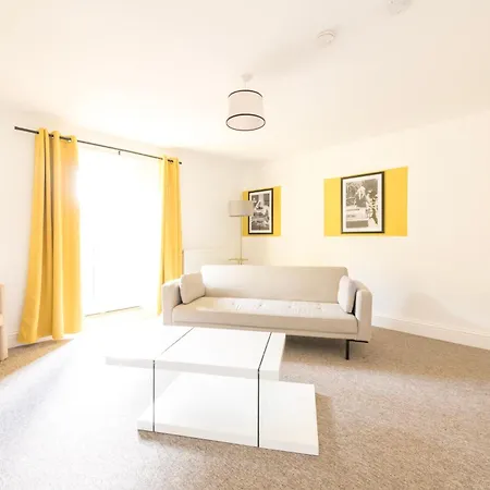 Breakfast At Tiffany's Two Bedroom Apartment-free Parking 브리스틀
