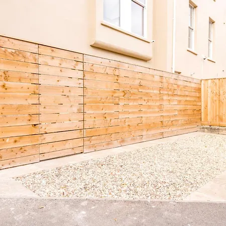 Breakfast At Tiffany's Two Bedroom Apartment-free Parking Bristol