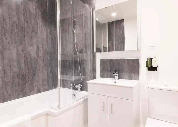 Breakfast At Tiffany's Two Bedroom Apartment-free Parking *