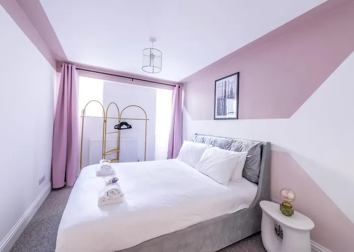 Hotel Breakfast At Tiffany's Two Bedroom Apartment-free Parking