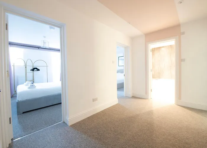 Breakfast At Tiffany's Two Bedroom Apartment-free Parking Bristol