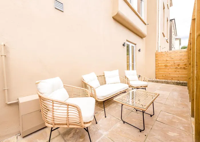 호텔 Breakfast At Tiffany's Two Bedroom Apartment-free Parking 브리스틀