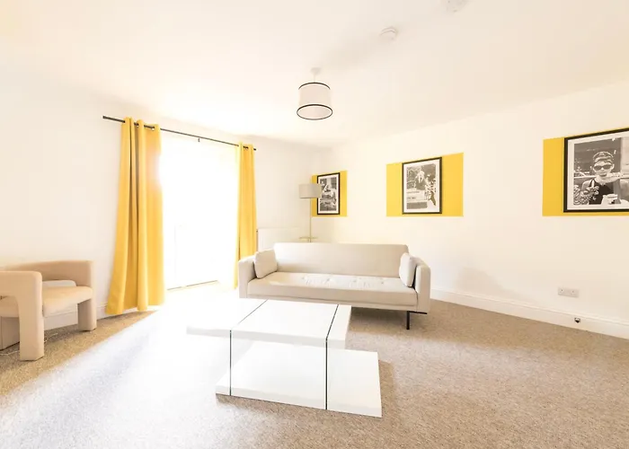 Breakfast At Tiffany's Two Bedroom Apartment-free Parking Bristol