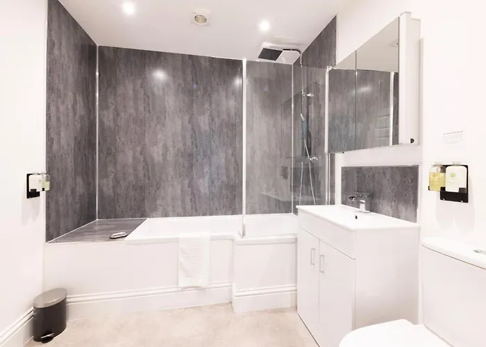 Breakfast At Tiffany's Two Bedroom Apartment-free Parking