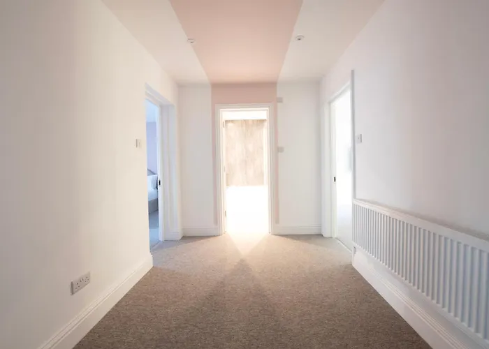 Hotel Breakfast At Tiffany's Two Bedroom Apartment-free Parking Bristol