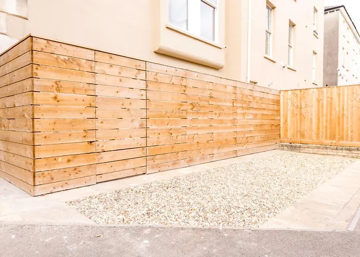 Breakfast At Tiffany's Two Bedroom Apartment-free Parking Bristol