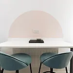 Hotel Breakfast At Tiffany's Two Bedroom Apartment-free Parking *