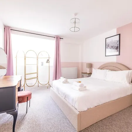 Breakfast At Tiffany's Two Bedroom Apartment-free Parking *