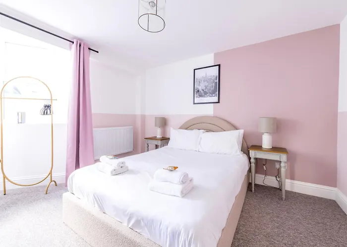 Breakfast At Tiffany's Two Bedroom Apartment-free Parking Hotel