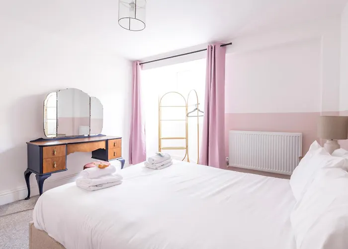 Breakfast At Tiffany's Two Bedroom Apartment-free Parking Hotel Bristol