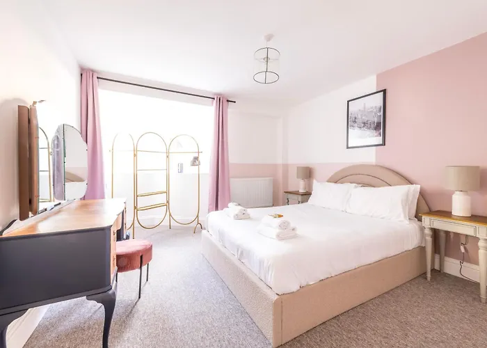 Breakfast At Tiffany's Two Bedroom Apartment-free Parking *